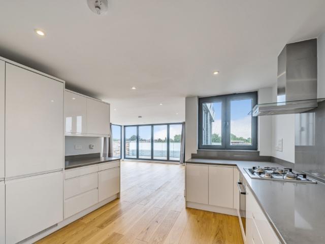 apartment to rent in St. John's Hill, London, SW11