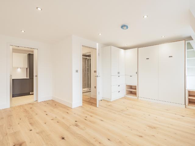 apartment to rent in St. John's Hill, London, SW11