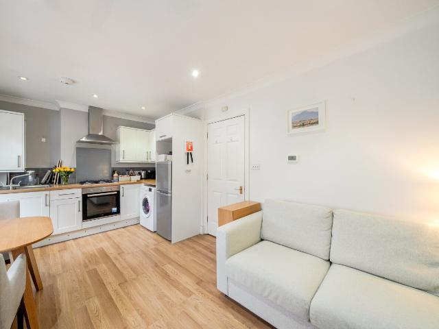 apartment to rent in St. John's Hill, London, SW11