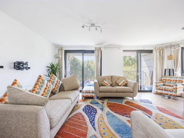 Apartment to Rent: Kingfisher Heights, E16