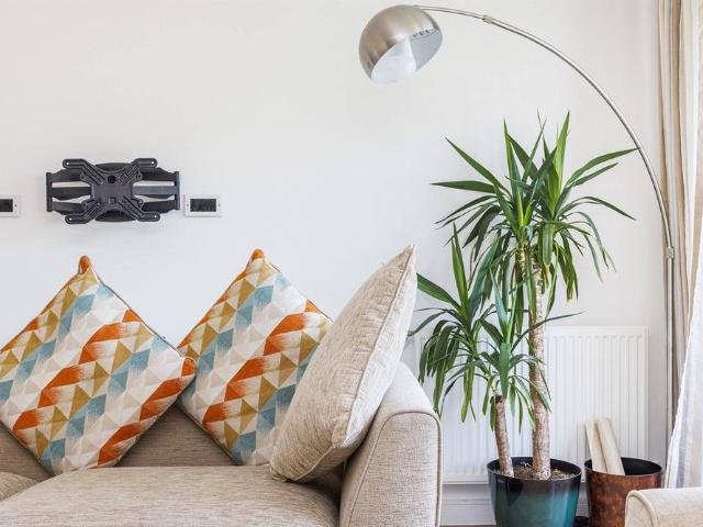 Apartment to Rent: Kingfisher Heights, E16
