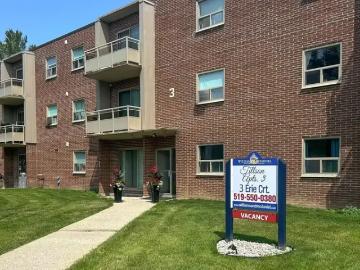 Oxford, Ontario - Patio, Parking