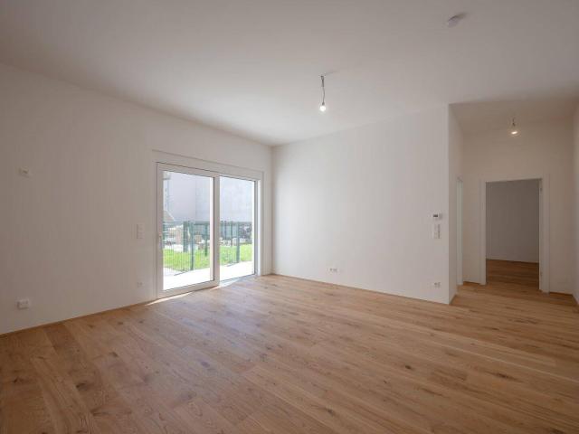 Apartment/AirBNB+ Beautifully Appointed 3 Room Ground Floor Apartment in a Prime Location First Occupancy