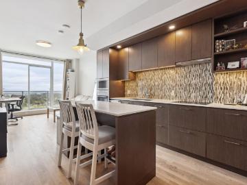 Greater Vancouver - Balcony, Parking