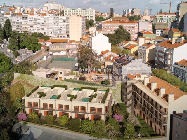 Apartmento T3 Duplex com Varanda e Garagem no Vila Tijolo
