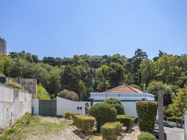 Apartamento 4 Ass. no Centro Histórico de Palmela com Vista Deslumbrante e Terraço Amplo