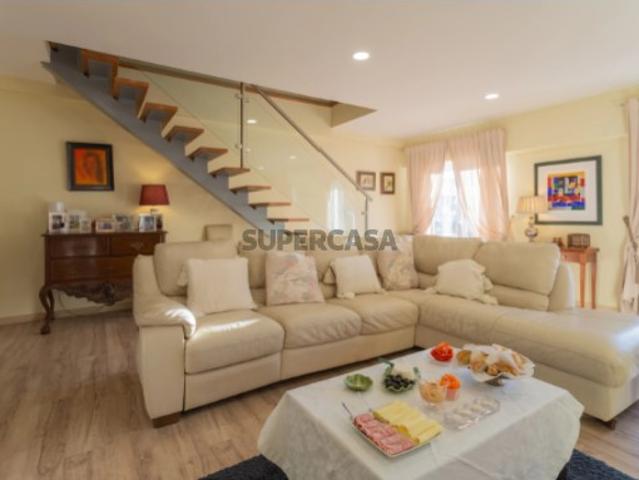 Apartamento 5 Quartos, remodelado, com Vista desafogada na Charneca de Caparica, Almada
