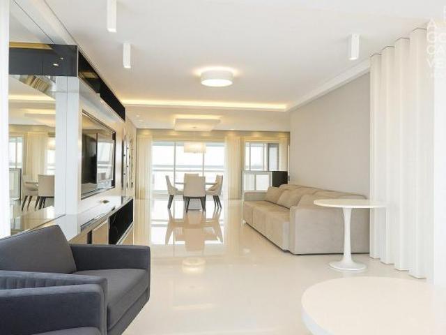 Apartamento, 03 Suítes, 03 Vagas, Churrasqueira a Carvão, Água Verde, Curitiba