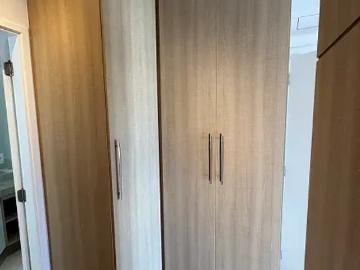 Apartamento 02 dormitórios com ar condicionado em Alphaville andar alto