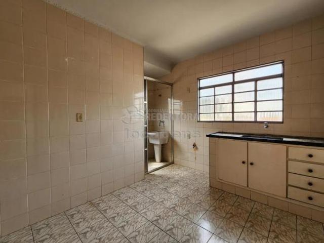 Apartamento 02 dormitórios com armários embutidos