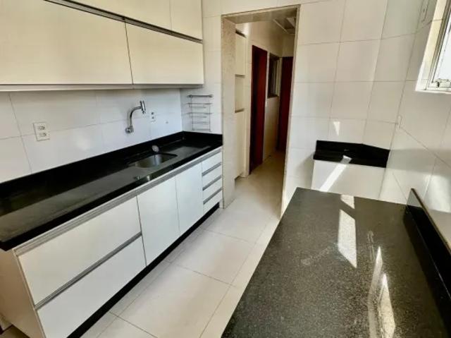 Apartamento, 120 m2, 3 quartos, sendo 1 suíte, cozinha separada, área de serviço e despensa. No seto