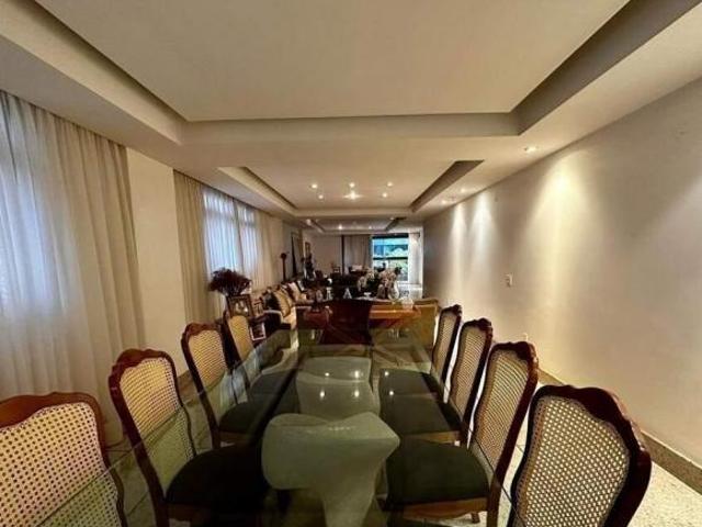 Apartamento 280m², 4 quartos, 2 suítes, salão para 3 ambientes, varanda e 4 vagas de garagem
