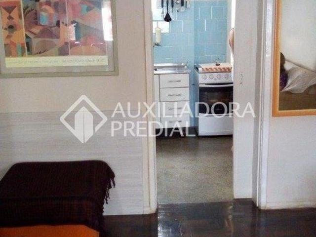 Apartamento 2 dormitórios arejado e ensolarado, living 2 ambientes, cozinha, área de serviço separa
