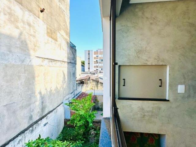 Apartamento 2 dormitórios, 1 suite, com 1 vaga, Reformado e semi mobiliado no bairro Petrópolis em P