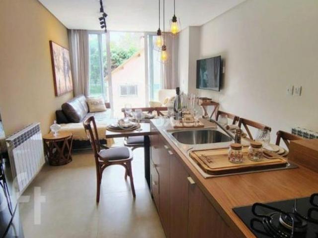 Apartamento, 2 dormitórios, 71 m², em Centro