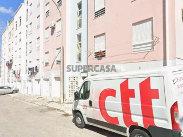 Procura 3 assoalhadas ?