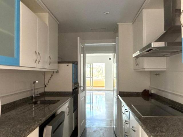 Apartamento 3 dormitorios en alquiler en Bahía de Marbella