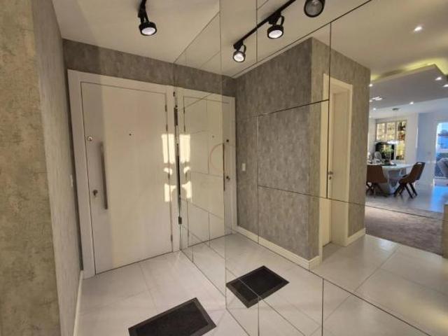 Apartamento 3 dormitorios, sendo 3 suítes com 124m² privativos, 2 vagas de garagem lado a lado, cob
