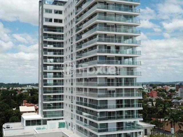 Apartamento, 3 dormitórios, 241.21 m², em Centro