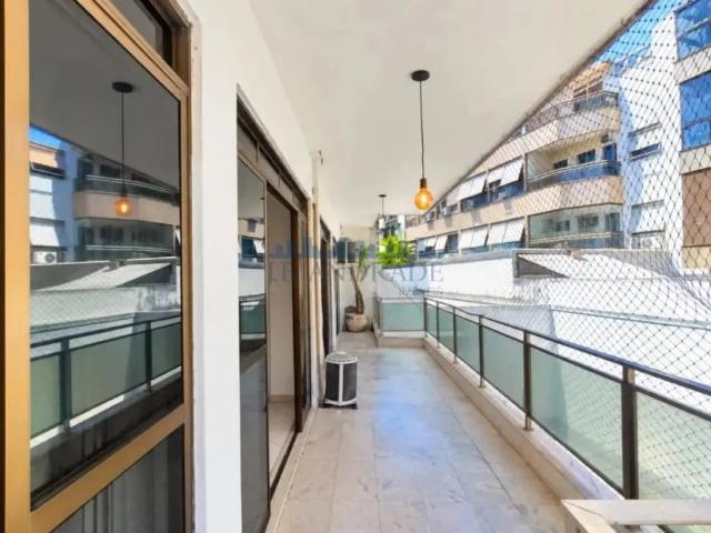Apartamento 3 quartos com varanda, 122m² a uma quadra da praia em excelente localização