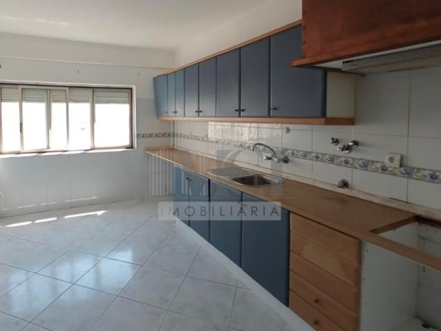 Apartamento T3, 9º andar, perto da entrada da A1 do Carregado!