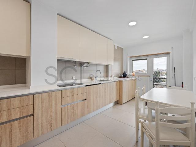Apartamento T3,125m2, renovado, com excelente exposição sola. 125m² Amora