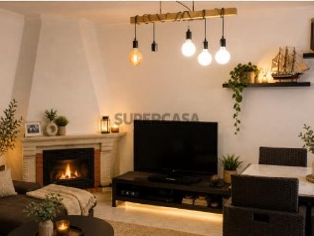 Apartamento t3, 1º andar com 99m2, 2 frentes, bastante luminoso com áreas bem distribuídas na Moita