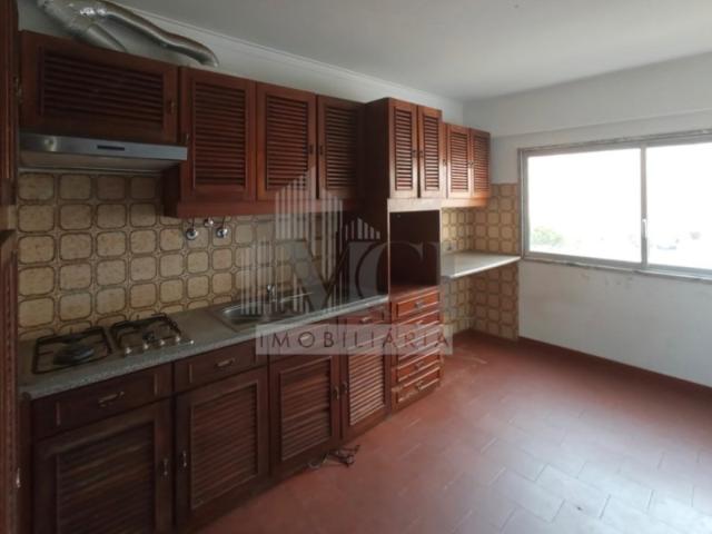 Apartamento T3, 1º andar, perto da entrada da A1 do Carregado!