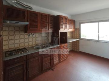 Apartamento T3, 1º andar, perto da entrada da A1 do Carregado!