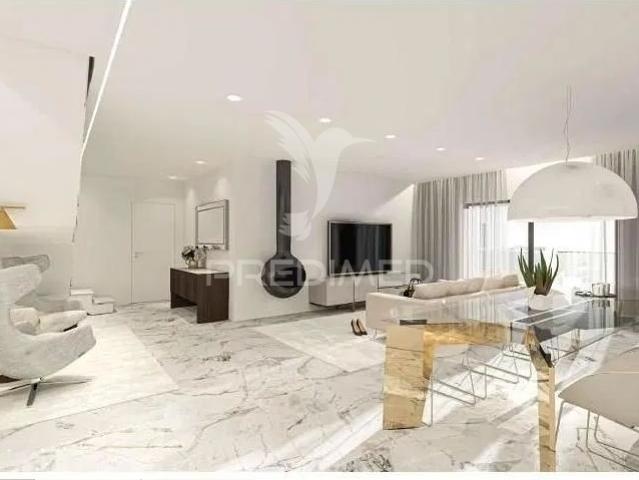 Apartamento T3 + 2 Duplex em Condomínio Privado