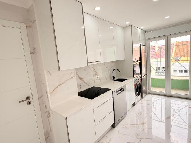 Apartamento T3 + 2WC na Praceta Índia, Linda A Velha