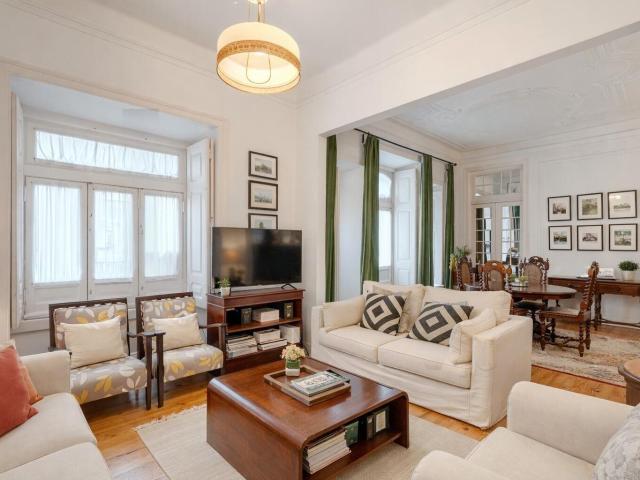 Apartamento T3 +3 Com 170 m² | Varandas E Grande Potencial N. 170m² Estrela