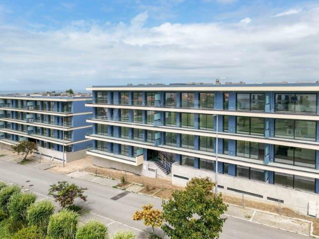 Apartamento T3 | 3.º e Último Piso | Varanda | 2 Lugares de Garagem | Ocean Living | Madalena