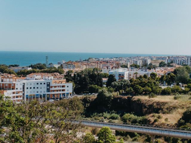 Apartamento T3, 3 varandas e 2 wc. Situado no último piso de um edifício tranquilo, conforto, funcionalidade e uma localização difícil de igualar