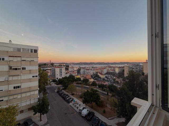 Apartamento T3 totalmente mobilado com vista rio e para a ponte 25 de abril na Ajuda Lisboa