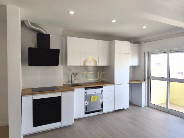 Apartamento T3 totalmente remodelado