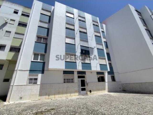 Apartamento T3 totalmente remodelado com arrecadação
