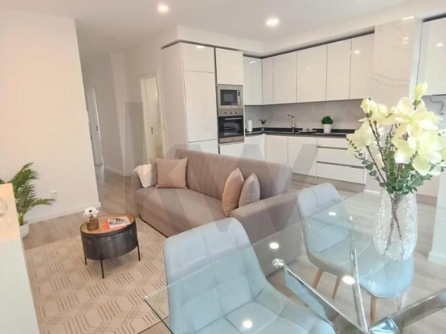 Apartamento T3 Totalmente Remodelado com Duas Varandas em Sã. 84m² São Domingos De Benfica