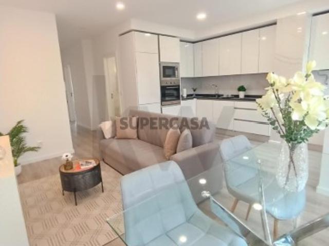 Apartamento T3 Totalmente Remodelado com Duas Varandas em São Domingos de Benfica
