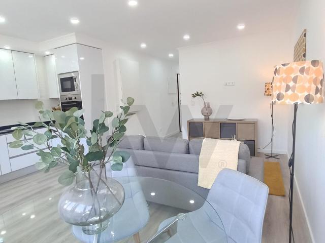 Apartamento T3 Totalmente Remodelado com Duas Varandas em São Domingos de Benfica