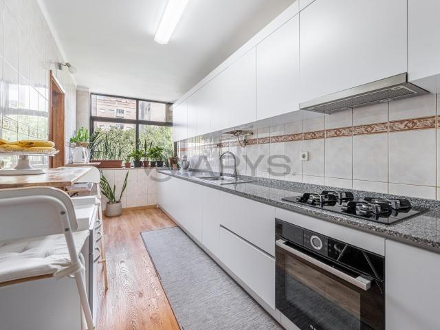 Apartamento T3 totalmente remodelado, com excelente exposição solar, áreas luminosas e localização privilegiada, próximo de todos os serviços e comodidades