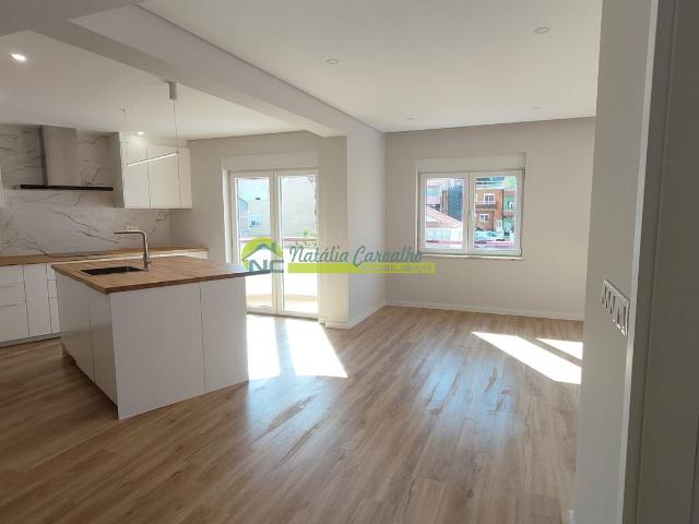 Apartamento T3 Totalmente Remodelado com Excelentes Áreas no Bom Sucesso