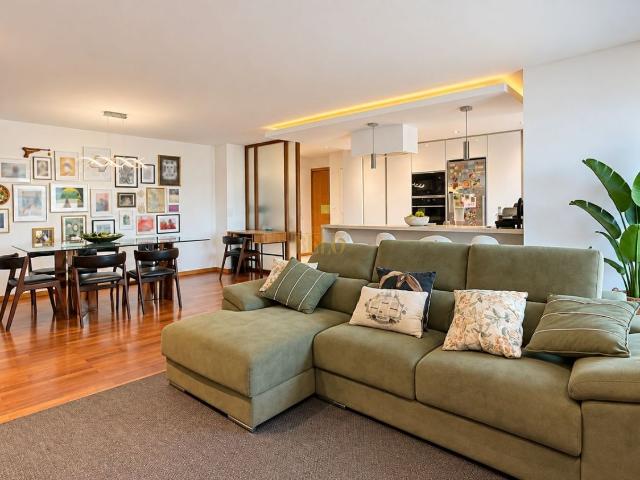 Apartamento T3 totalmente remodelado com garagem e arrumos – em frente ao Maia Jardim