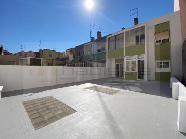 Apartamento T3 totalmente remodelado com terraço de 84 m² Centro da Amadora