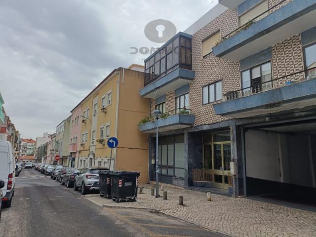 Apartamento T3 Totalmente Remodelado com Terraço na Venteira