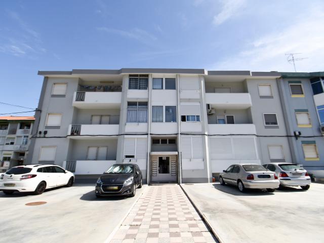 Apartamento T3 Totalmente Remodelado com Varanda e Parqueamento – Vila Franca de Xira