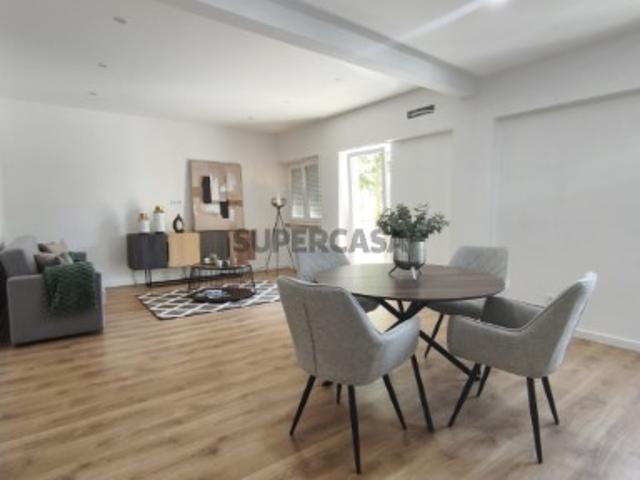 Apartamento T3 Totalmente Remodelado com Varanda em Benfica
