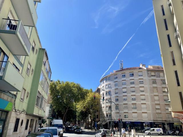Apartamento T3, totalmente remodelado e mobilado, varanda, Benfica