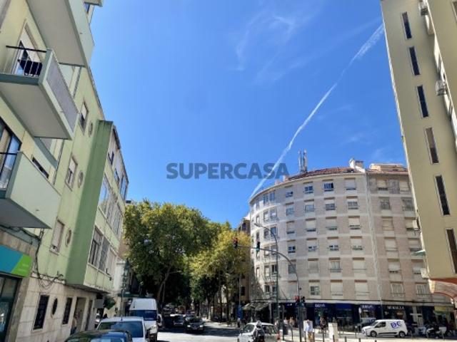 Apartamento T3, totalmente remodelado e mobilado, varanda, Benfica