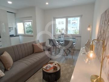 Apartamento T3 totalmente remodelado em Bairro familiar em B. 113m² Benfica
